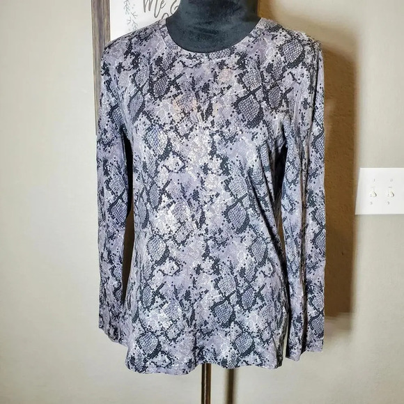 Kate Hill Medium Women's Gray and Black Metallic Snakeskin Print Top NWOT - Picture 16 of 16